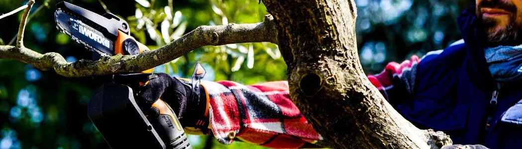 Battery-powered chainsaws